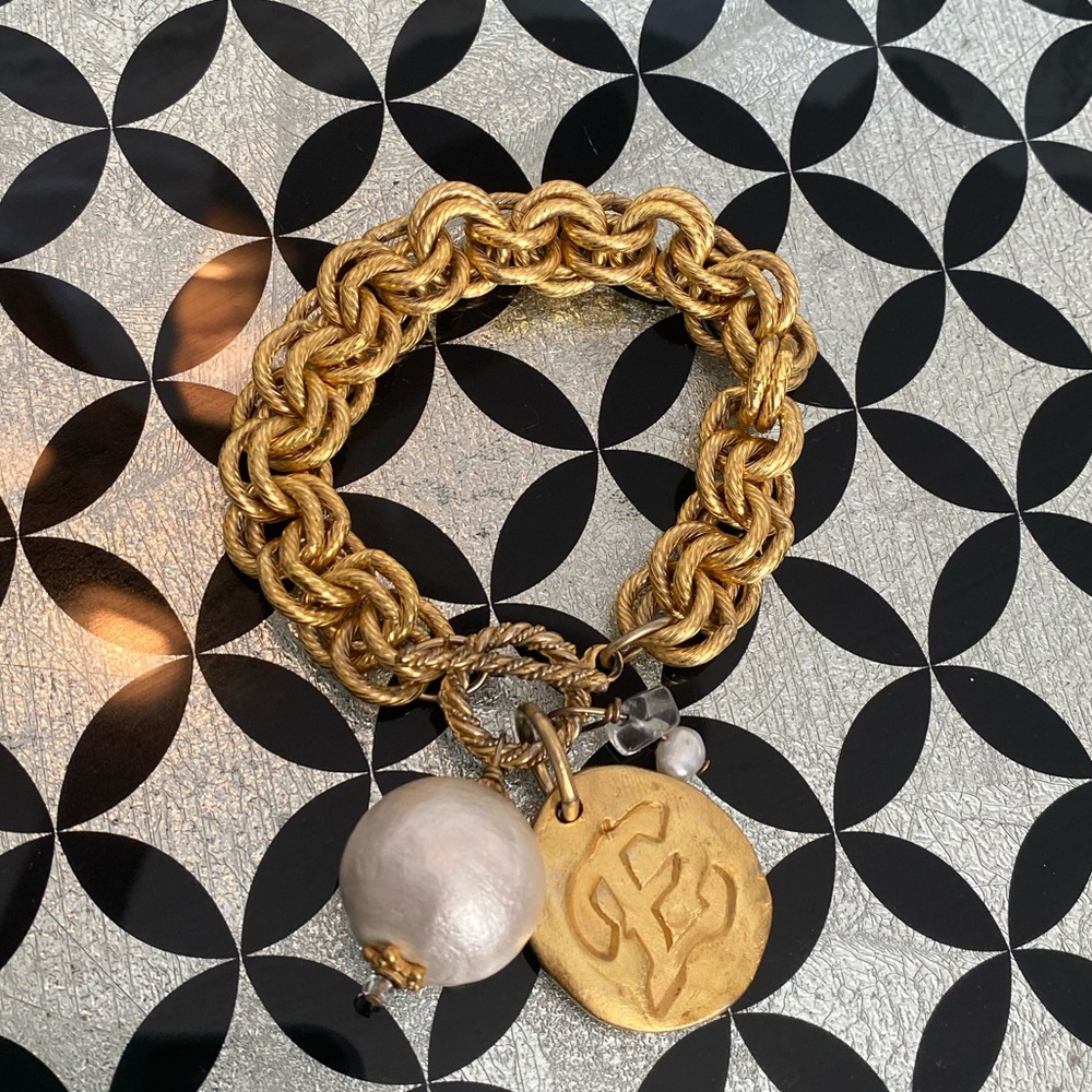 Cotton ball bracelet, ‘E’ initial, gold tone, toggle clasp, 7”